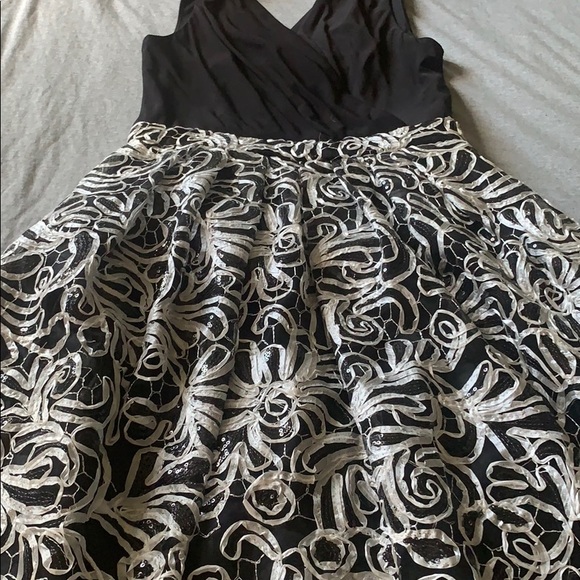 Black dress with pattern - Picture 3 of 5